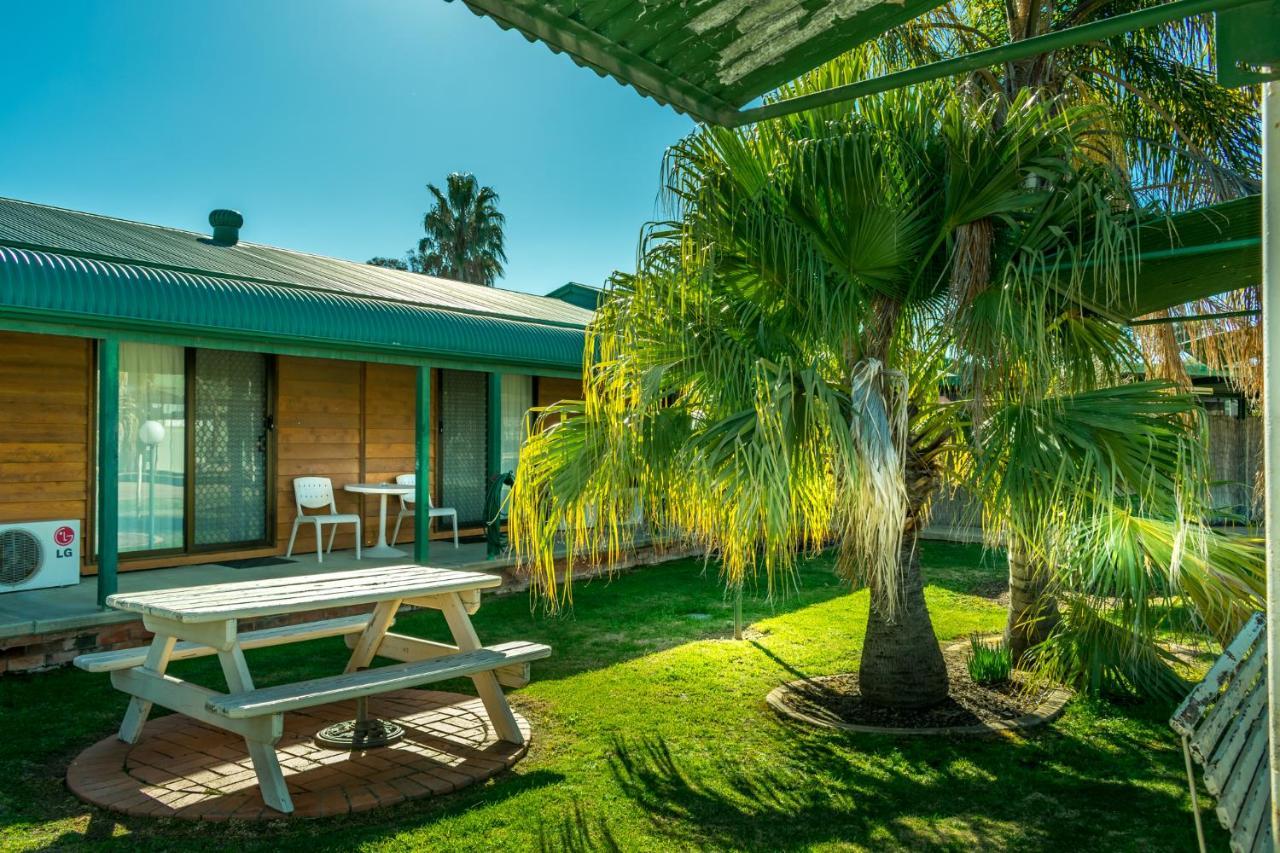 Deniliquin Country Club Motor Inn Экстерьер фото