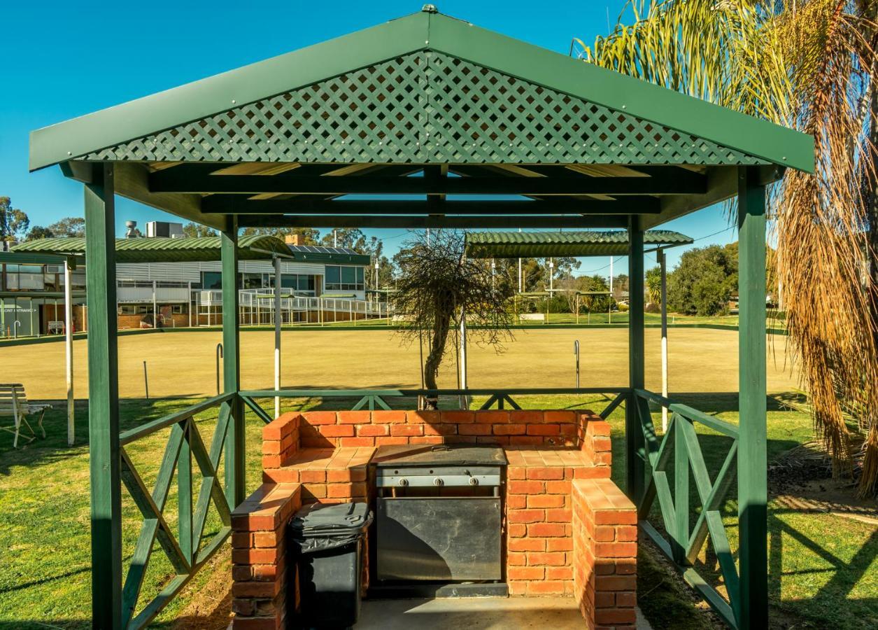 Deniliquin Country Club Motor Inn Экстерьер фото