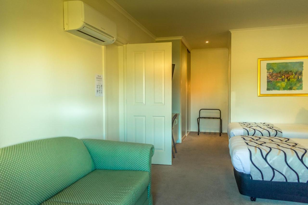 Deniliquin Country Club Motor Inn Экстерьер фото