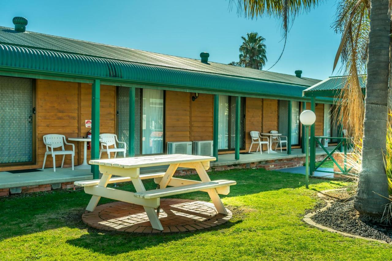 Deniliquin Country Club Motor Inn Экстерьер фото