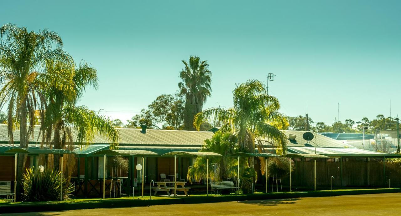 Deniliquin Country Club Motor Inn Экстерьер фото