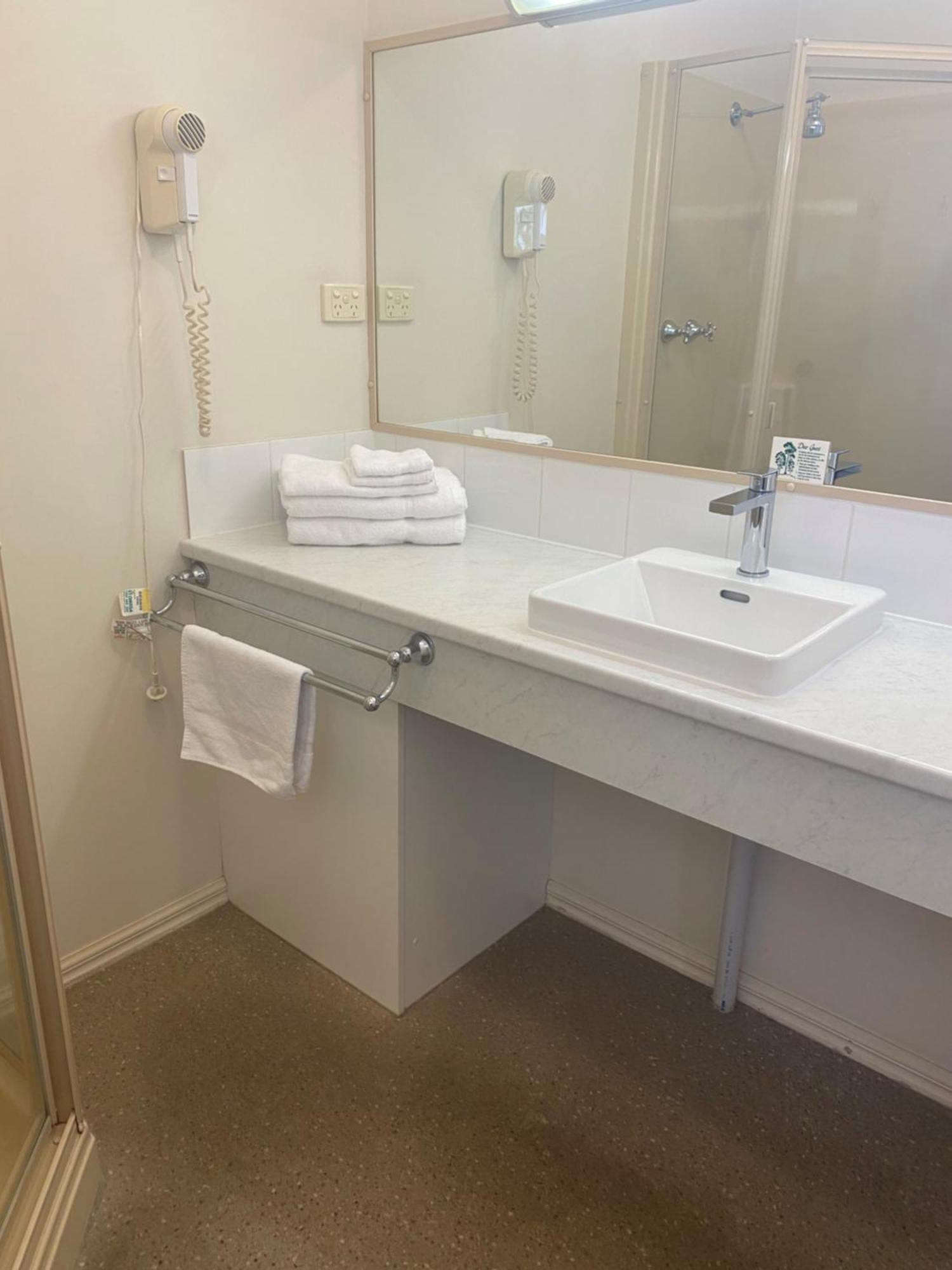 Deniliquin Country Club Motor Inn Экстерьер фото