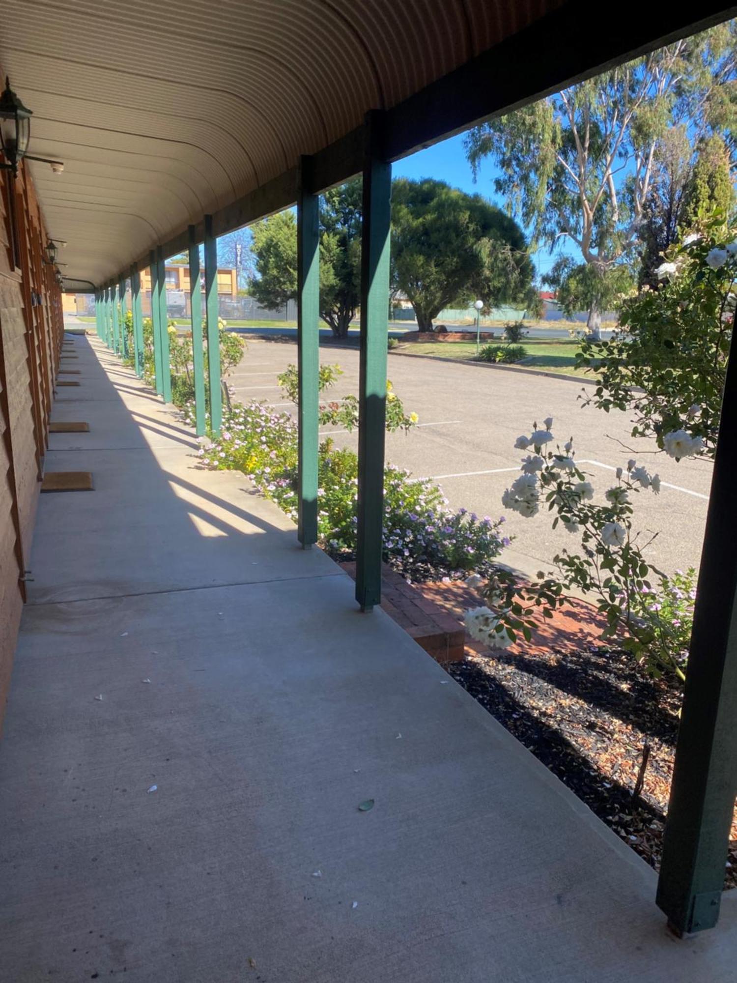 Deniliquin Country Club Motor Inn Экстерьер фото