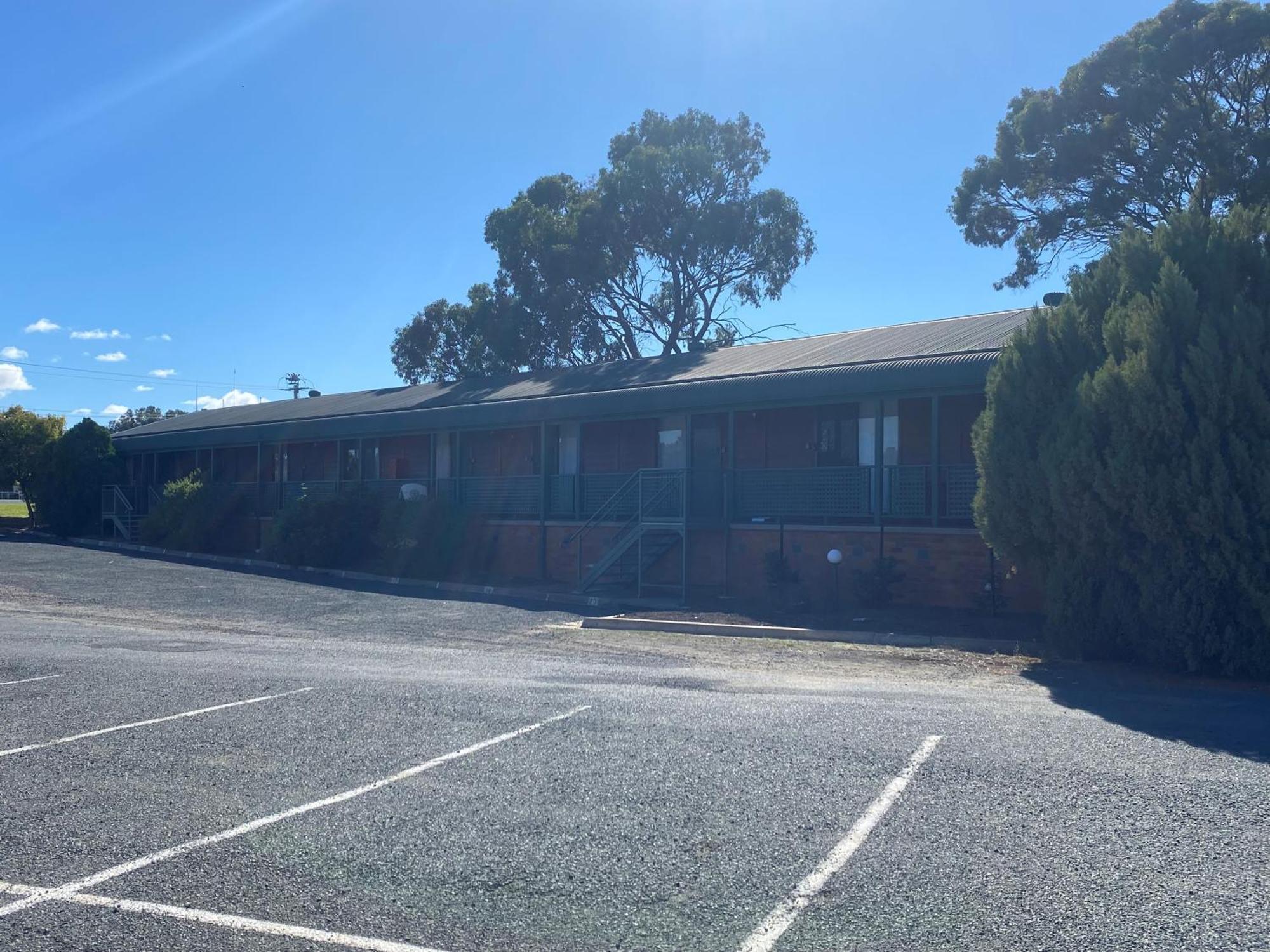 Deniliquin Country Club Motor Inn Экстерьер фото