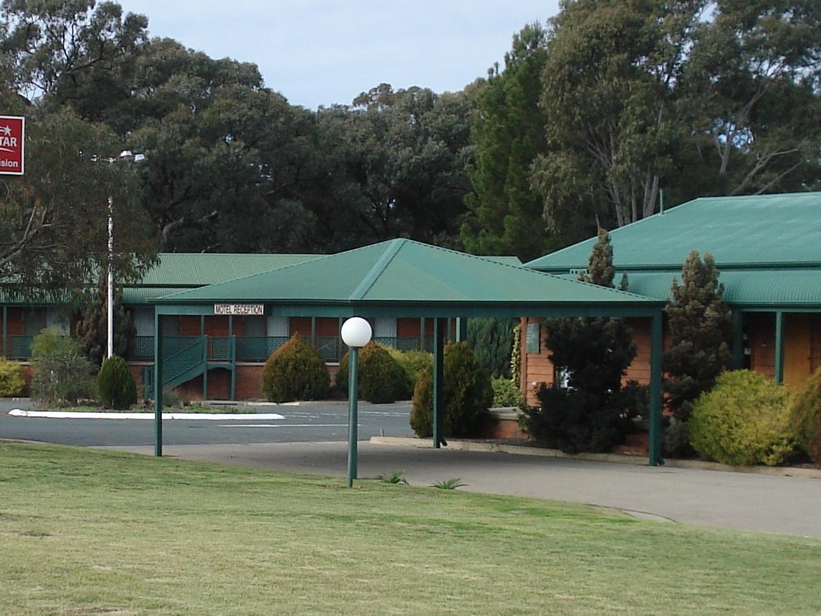Deniliquin Country Club Motor Inn Экстерьер фото
