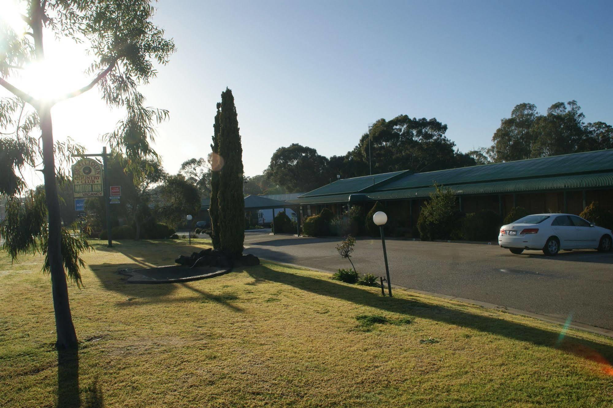 Deniliquin Country Club Motor Inn Экстерьер фото