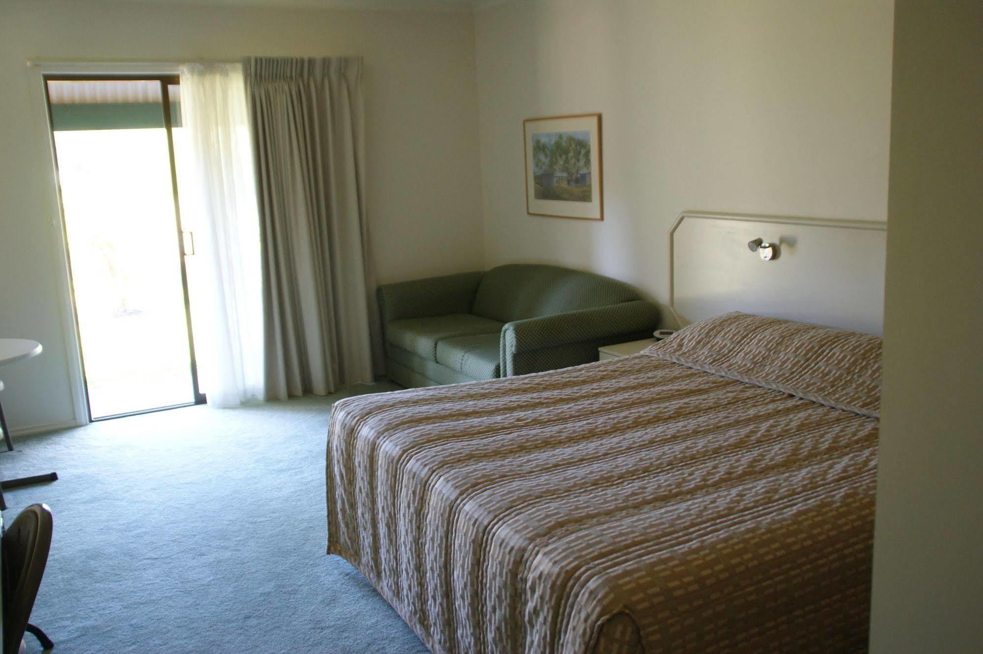 Deniliquin Country Club Motor Inn Экстерьер фото