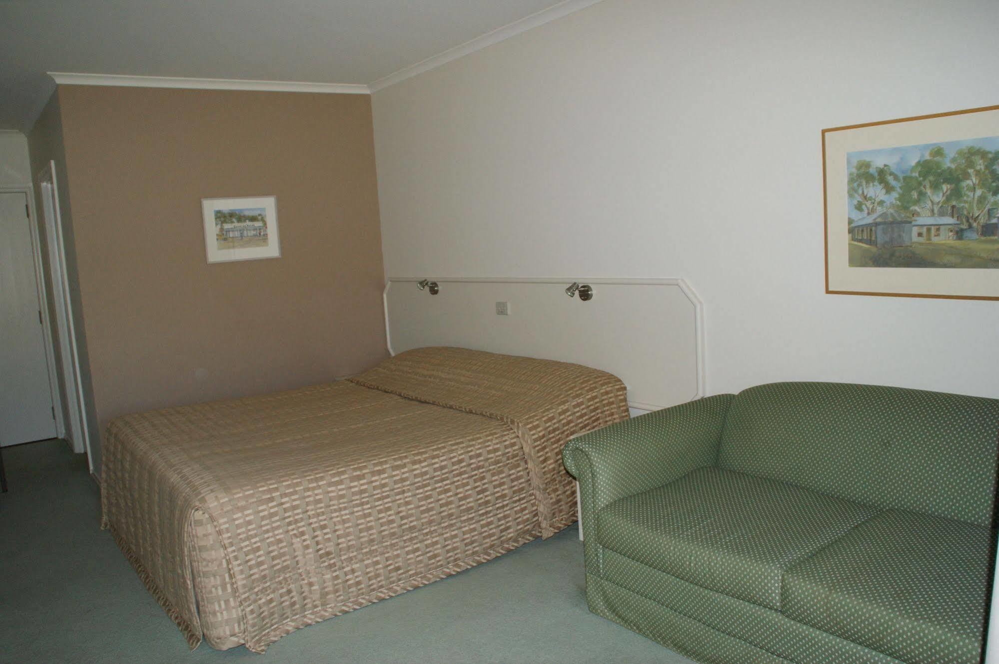 Deniliquin Country Club Motor Inn Экстерьер фото